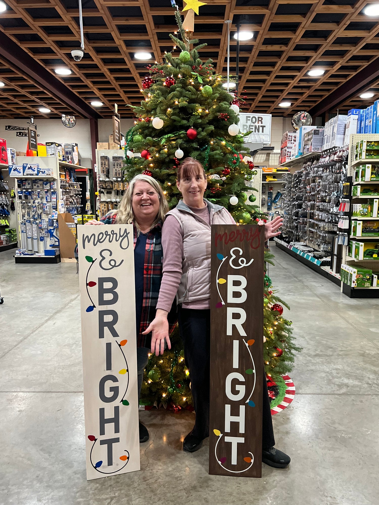 Sawdust Studios is your stop in Oregon for custom wood signs. Whether you want one of our standard wood sign workshops, a custom private class or custom holiday signs - the workshop in Woodburn, Oregon is the place for you.